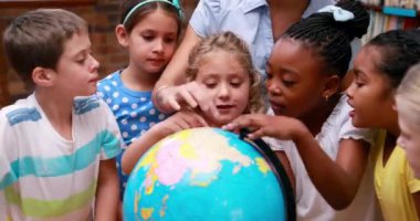 Kafkas kadın öğretmeninin farklı öğrencilerle konuşması üzerine renkli kalemlerin animasyonu. küresel eğitim ve okul kavramı dijital olarak oluşturulan video.