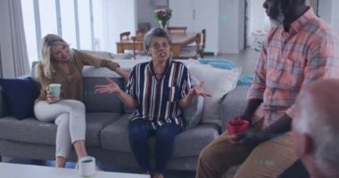 Yaşlılardan oluşan çeşitli grupların konuşmaları üzerine numaraların animasyonu. Huzurevi takılma ve dijital arayüz konsepti dijital olarak oluşturulmuş video.