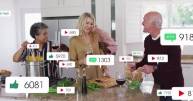 Farklı yaşlılar yemek yaparken medya simgelerinin canlandırılması. Huzurevi takılma ve dijital arayüz konsepti dijital olarak oluşturulmuş video.