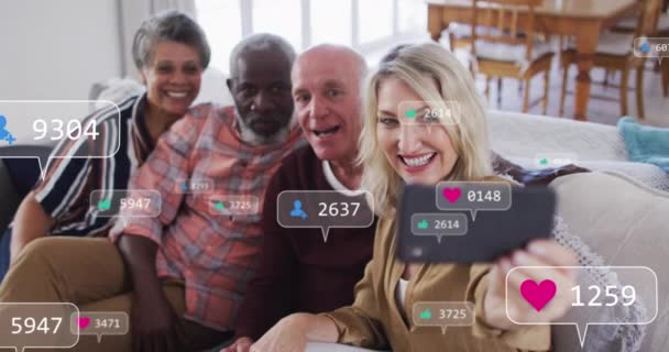 Animação Ícones Mídia Sobre Grupo Diversificado Idosos Que Tomam Selfie — Vídeo de Stock
