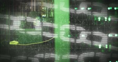 Sunucu odasındaki Asyalı erkek hackerın veri işleme animasyonu. küresel iş, bulut hesaplama ve dijital arayüz konsepti dijital olarak oluşturulmuş video.