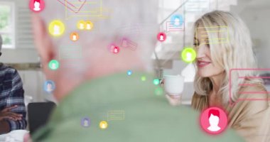 Medya simgelerinin akıllı telefonlar kullanan çeşitli yaşlılar grubu üzerinde canlandırılması. Huzurevi takılma ve dijital arayüz konsepti dijital olarak oluşturulmuş video.