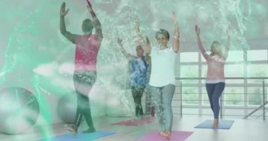 Egzersiz yapan çeşitli yaşlılar grubunun üzerindeki beneklerin canlandırması. Huzurevi takılma ve dijital arayüz konsepti dijital olarak oluşturulmuş video.