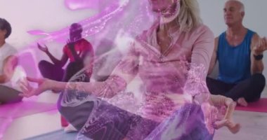Farklı yaşlılardan oluşan bir grup meditasyon yaparken beneklerin canlandırılması. Huzurevi takılma ve dijital arayüz konsepti dijital olarak oluşturulmuş video.