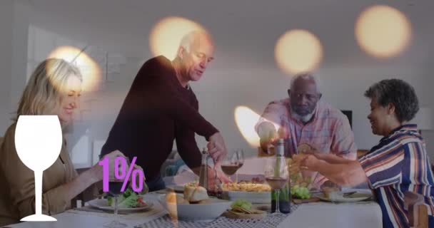 Animace Světelných Skvrn Nad Rozmanitou Skupinou Seniorů Kteří Jedí Senior — Stock video