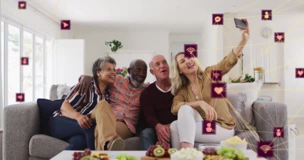 Animation Von Medien Ikonen Über Verschiedene Seniorengruppen Mittels Smartphone Seniorentreff — Stockvideo