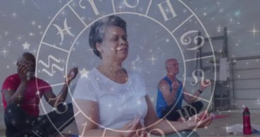 Farklı yaşlılardan oluşan bir grup meditasyon yaparken yıldız falı animasyonu. Huzurevi takılma ve dijital arayüz konsepti dijital olarak oluşturulmuş video.