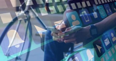 Akıllı telefon kullanan beyaz adamın medya simgelerinin canlandırılması. Sosyal medya ve iletişim arayüzü kavramı dijital olarak oluşturulmuş video.
