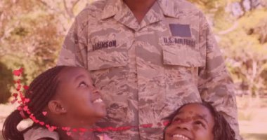 Mutlu Afro-Amerikan kadın askeri yerine kalp animasyonu. ABD vatanseverliği ve ordu konsepti dijital olarak oluşturulmuş video.