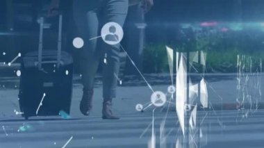 Beyaz kadın ve bavulun üzerindeki ikonlarla olan bağlantıların animasyonu. küresel teknoloji, bağlantılar ve dijital arayüz konsepti dijital olarak oluşturulmuş video.