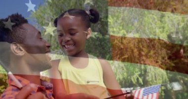 Mutlu Afro-Amerikan baba ve kızının bayraklarıyla Amerikan bayrağının animasyonu. aile, Amerikan vatanseverliği ve birlikte kaliteli zaman geçirme konsepti dijital olarak oluşturulmuş video.