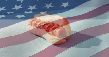 Sosisli sandviçin üzerinde Amerikan bayrağı. Amerikan kültürü, geleneği ve vatanseverliği dijital olarak üretilen video konsepti.