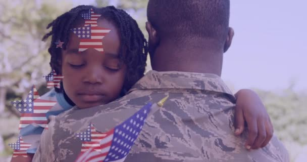 Анимация Звезд Американскими Флагами Над Африканским Отцом Солдатом Обнимающим Дочь — стоковое видео