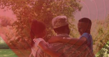Afro-Amerikan asker babasının arkasında Amerikan bayraklı çocukları tutan kalplerin animasyonu. ABD vatanseverliği, aile ve ilişki konsepti dijital olarak oluşturulmuş video.