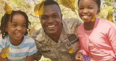 Mutlu Afro-Amerikan asker baba ve çocukların üzerine düşen yaprakların animasyonu. ABD vatanseverliği, aile ve ilişki konsepti dijital olarak oluşturulmuş video.