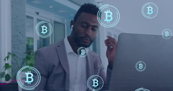 Animáció Adatfeldolgozás Bitcoin Szimbólumok Afro Amerikai Üzletember Használja Laptop Globális — Stock videók