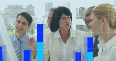 Çeşitli iş adamları üzerinde çalışan grafiklerin animasyonu. ekonomi, finans, iş ve teknoloji konsepti dijital olarak oluşturulmuş video.