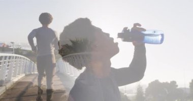 Afrika kökenli Amerikalı bir adamın koşup su içtiği animasyon. küresel spor ve spor konsepti dijital olarak oluşturulmuş video.