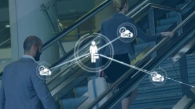 Bavullu farklı iş adamlarının ikonlarıyla bağlantı ağının animasyonu. küresel teknoloji, bağlantılar ve dijital arayüz konsepti dijital olarak oluşturulmuş video.