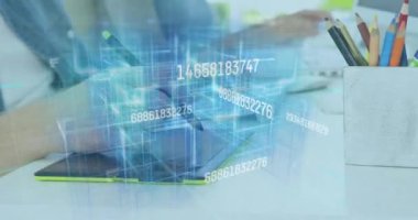 Kafkasyalı tasarımcının elleri üzerinde değişen numaraların animasyonu. ekonomi, finans, iş ve teknoloji konsepti dijital olarak oluşturulmuş video.