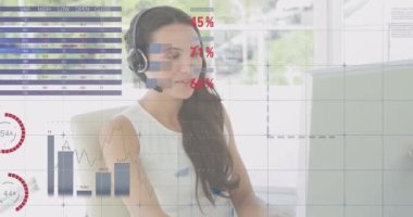 Mutlu çift ırklı kadın danışman üzerinde çalışan grafiklerin animasyonu. ekonomi, finans, iş ve teknoloji konsepti dijital olarak oluşturulmuş video.