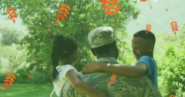 Yaprakların animasyonu, Afrika kökenli Amerikalı askerin babası elinde ABD bayraklarıyla çocukları tutuyor. ABD vatanseverliği, aile ve ilişki konsepti dijital olarak oluşturulmuş video.