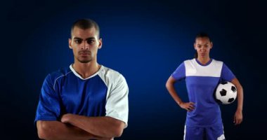 Siyah arka planda farklı futbol oyuncularının canlandırılması. küresel spor ve spor konsepti dijital olarak oluşturulmuş video.