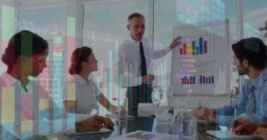 Çeşitli iş adamları üzerinde çalışan grafiklerin animasyonu. ekonomi, finans, iş ve teknoloji konsepti dijital olarak oluşturulmuş video.