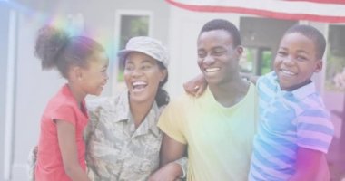 Işıkların animasyonu, mutlu Afro-Amerikan asker annenin çocukları ve kocayı kucaklaması üzerine. ABD vatanseverliği, aile ve ilişki konsepti dijital olarak oluşturulmuş video.