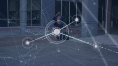 Afro-Amerikan iş adamının bavullu bağlantılarının animasyonu. küresel teknoloji, bağlantılar ve dijital arayüz konsepti dijital olarak oluşturulmuş video.