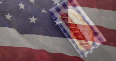 Sosisli sandviçin üzerinde Amerikan bayrağı. Amerikan kültürü, geleneği ve vatanseverliği dijital olarak üretilen video konsepti.