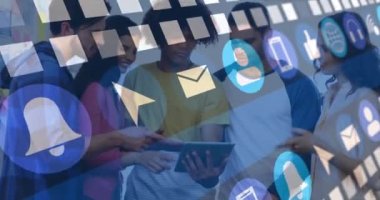 Medya simgelerinin tablet kullanılarak farklı arkadaşlar üzerinde canlandırılması. Sosyal medya ve iletişim arayüzü kavramı dijital olarak oluşturulmuş video.