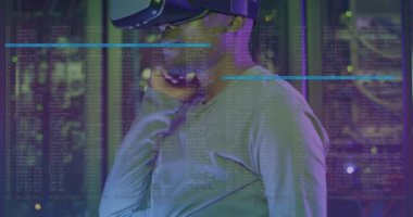 VR kulaklıklı Afro-Amerikan erkek çalışanın sunucu odasında veri işleme animasyonu. küresel teknoloji ve dijital arayüz kavramı dijital olarak oluşturulmuş video.