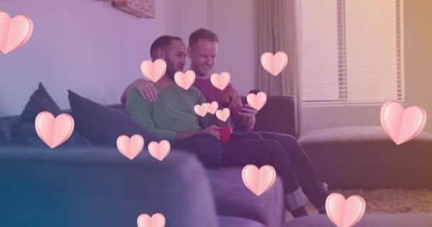 在快乐多样的同性恋伴侣的拥抱中 心形像的动画呈现出来 骄傲月和数字视频制作的庆祝概念 — 图库视频影像