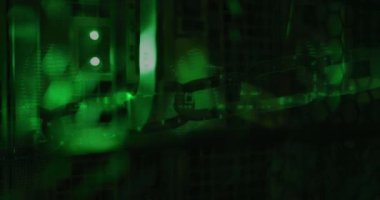 Sunucu odasında veri işleme animasyonu. küresel teknoloji ve dijital arayüz kavramı dijital olarak oluşturulmuş video.