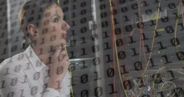 Beyaz kadın çalışanın sunucu odasında veri işleme animasyonu. küresel teknoloji ve dijital arayüz kavramı dijital olarak oluşturulmuş video.