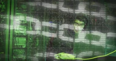 Sunucu odasındaki Asyalı erkek hackerın veri işleme animasyonu. küresel teknoloji ve dijital arayüz kavramı dijital olarak oluşturulmuş video.
