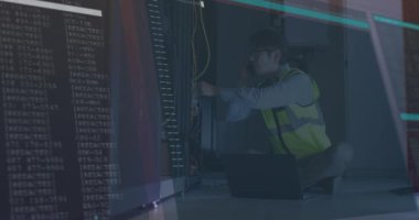 Sunucu odasındaki Asyalı erkek çalışanın veri işleme animasyonu. küresel teknoloji ve dijital arayüz kavramı dijital olarak oluşturulmuş video.