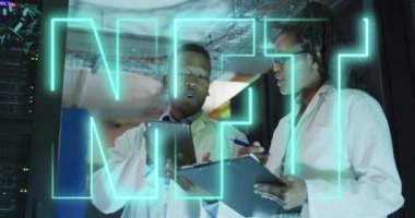 Sunucu odasında Afro-Amerikan işçilere ait Nft metnin animasyonu. küresel teknoloji ve dijital arayüz kavramı dijital olarak oluşturulmuş video.