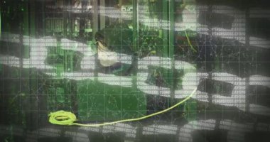 Sunucu odasında Asyalı erkek hacker üzerinden Nft metnin animasyonu. küresel teknoloji ve dijital arayüz kavramı dijital olarak oluşturulmuş video.