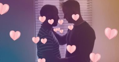 Farklı eşcinsel çiftlerin kucaklaşması üzerine kalp simgelerinin canlandırılması. gurur ayı ve dijital olarak oluşturulan kutlama konsepti.