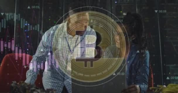 Κινούμενα Σχέδια Επεξεργασίας Δεδομένων Και Bitcoin Πάνω Από Αφροαμερικανούς Εργάτες — Αρχείο Βίντεο