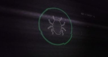 Böcek simgesi, veri işleme ve bilgisayar devre kartı üzerindeki parazitin canlandırması. küresel teknoloji, bilgisayar ve dijital arayüz kavramı dijital olarak oluşturulmuş video.