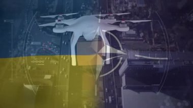 Ukrayna ve NATO bayrakları üzerinde kutu olan insansız hava aracı animasyonu. Ukrayna krizi ve dijital arayüz konsepti dijital olarak oluşturulmuş video.