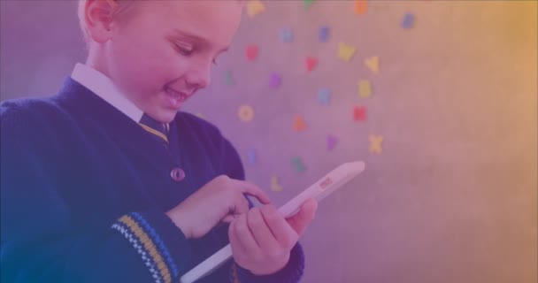 Анімація Повернення Школи Через Щасливого Білоруського Хлопчика Допомогою Смартфона Навчання — стокове відео