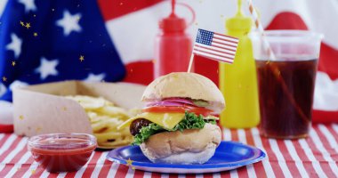 Hamburgerin üzerinde toz ve bayrağın üzerinde içki. Amerikan mutfağı ve fast food konsepti dijital olarak üretiliyor..
