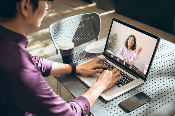 Lachende Zakenvrouw Discussieert Werk Met Aziatische Mannelijke Collega Laptop Het — Stockfoto