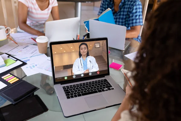 Asiática Mujer Médico Videoconferencia Con Mujer Negocios Través Ordenador Portátil — Foto de Stock