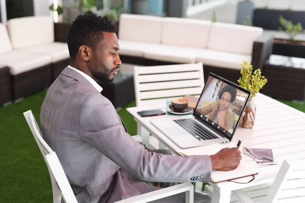 Podnikatel Pracující Online Mužským Africkým Americkým Spolupracovníkem Prostřednictvím Notebooku Kanceláři — Stock fotografie