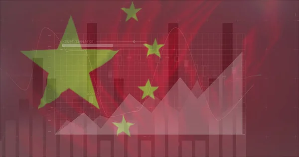 中国の旗の上に財務データとグラフのイメージ 世界経済 政治の概念がデジタルで生成され — ストック写真